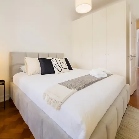 4d- Wake Up In Lisbon, Where History Meets Everyday Local Life